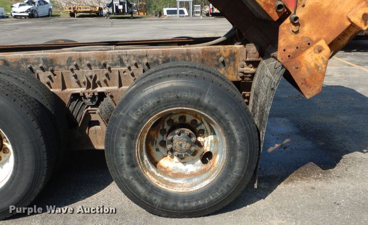 image for item DF3053 2004 International 7400 dump truck