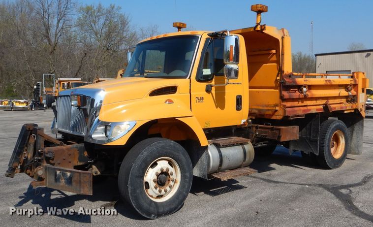 image for item DF3054 2003 International 7400 dump truck