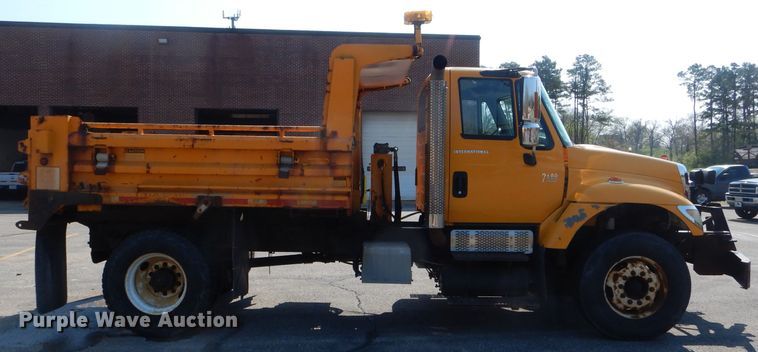 image for item DF3054 2003 International 7400 dump truck