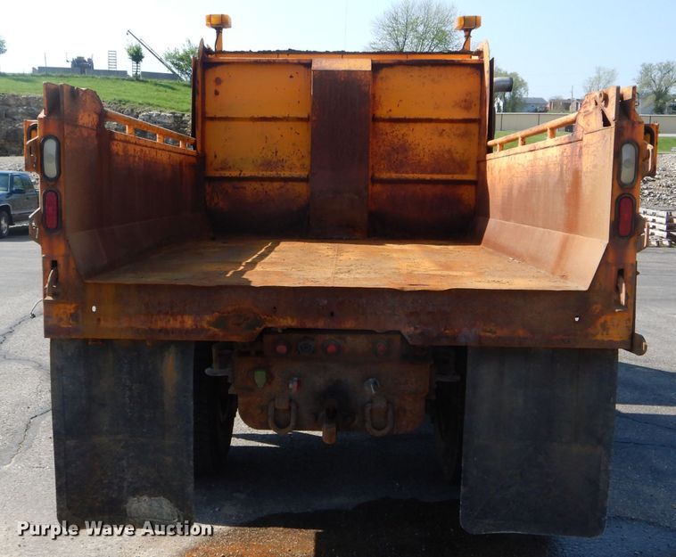 image for item DF3054 2003 International 7400 dump truck