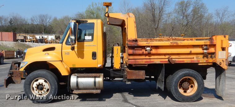image for item DF3054 2003 International 7400 dump truck