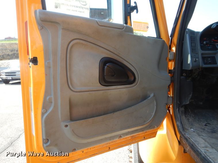 image for item DF3054 2003 International 7400 dump truck