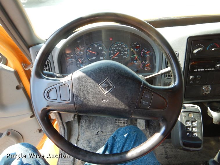 image for item DF3054 2003 International 7400 dump truck