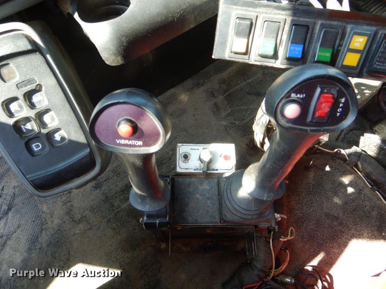 image for item DF3054 2003 International 7400 dump truck