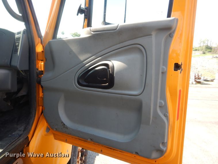 image for item DF3054 2003 International 7400 dump truck