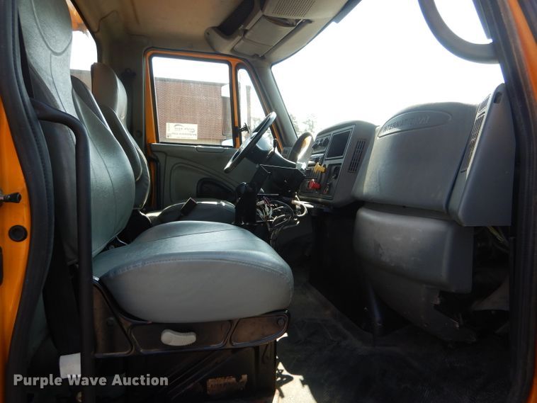 image for item DF3054 2003 International 7400 dump truck