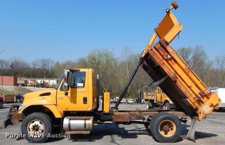 image for item DF3054 2003 International 7400 dump truck