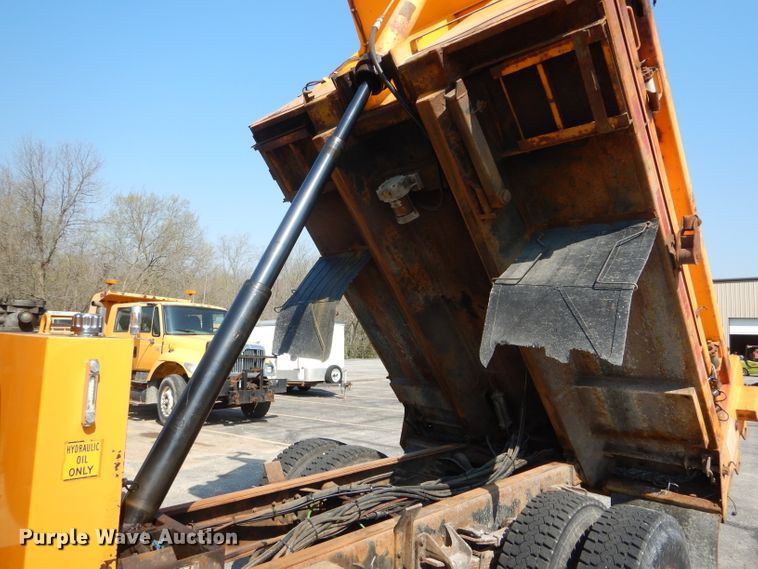 image for item DF3054 2003 International 7400 dump truck