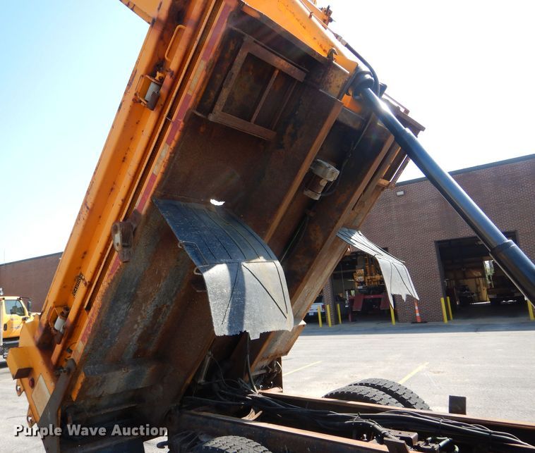 image for item DF3054 2003 International 7400 dump truck