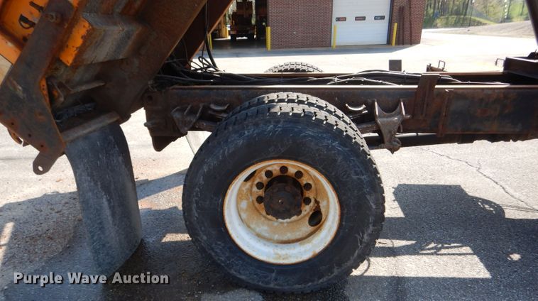 image for item DF3054 2003 International 7400 dump truck