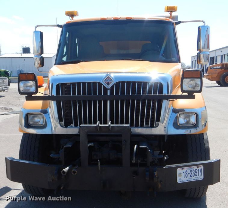 image for item DF3056 2005 International 7400 Crew Cab dump truck