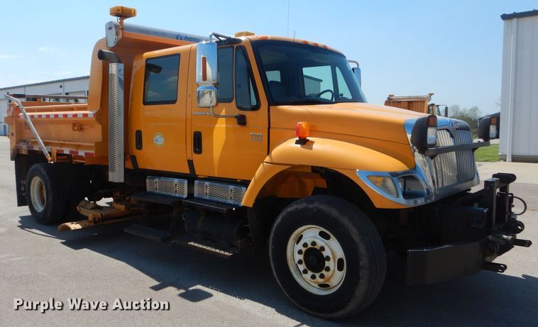image for item DF3056 2005 International 7400 Crew Cab dump truck