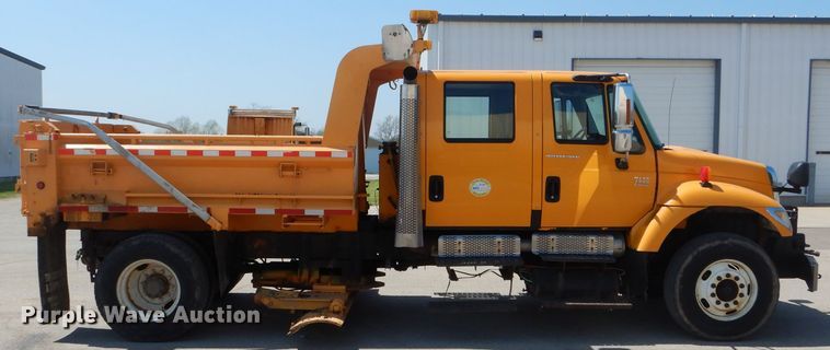 image for item DF3056 2005 International 7400 Crew Cab dump truck