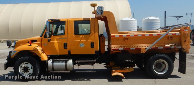 image for item DF3056 2005 International 7400 Crew Cab dump truck