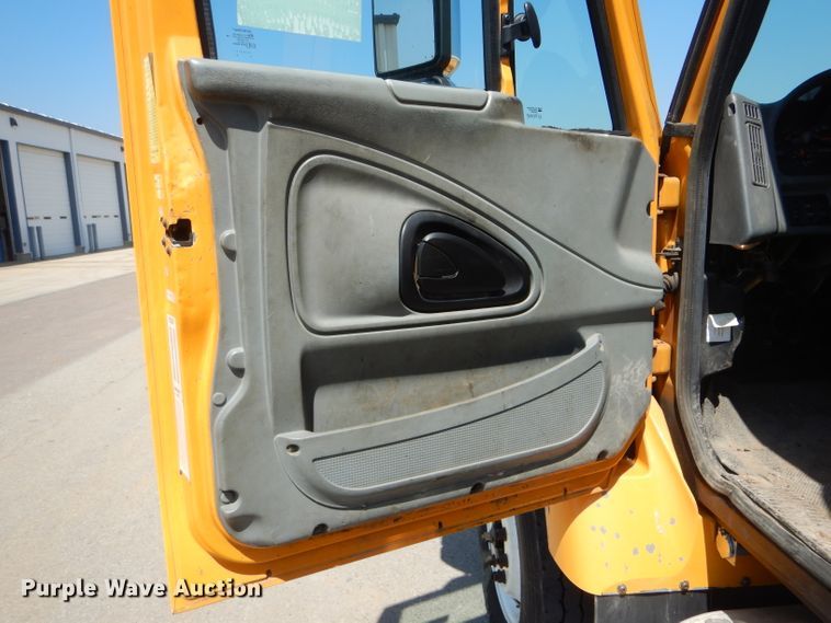 image for item DF3056 2005 International 7400 Crew Cab dump truck