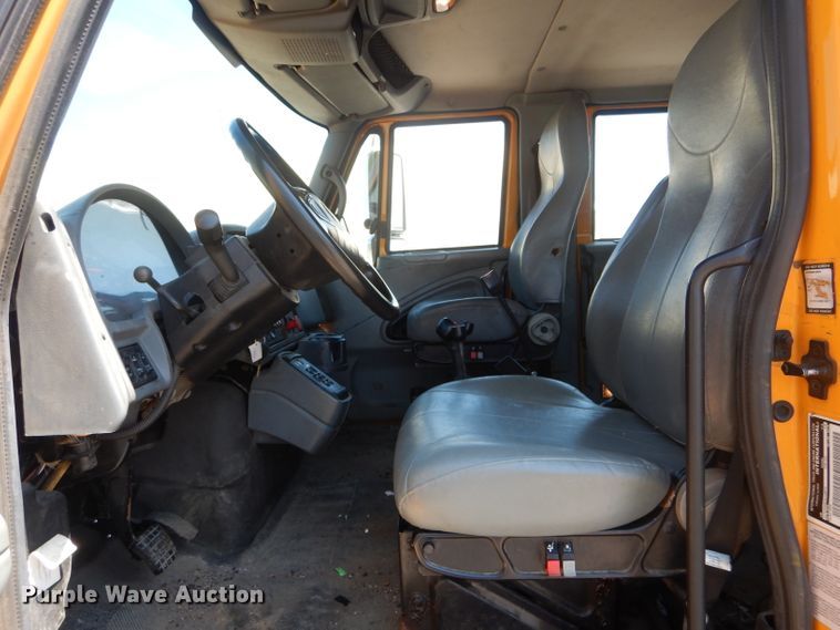 image for item DF3056 2005 International 7400 Crew Cab dump truck