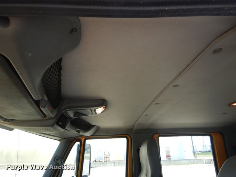 image for item DF3056 2005 International 7400 Crew Cab dump truck