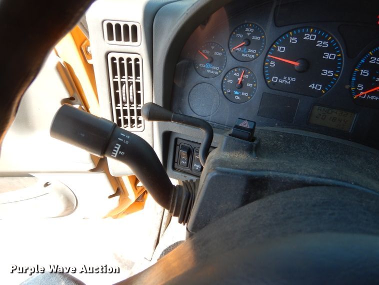 image for item DF3056 2005 International 7400 Crew Cab dump truck