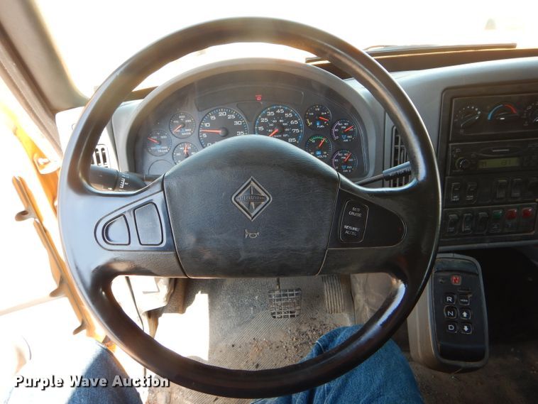 image for item DF3056 2005 International 7400 Crew Cab dump truck