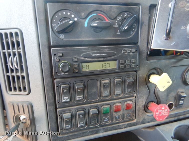 image for item DF3056 2005 International 7400 Crew Cab dump truck