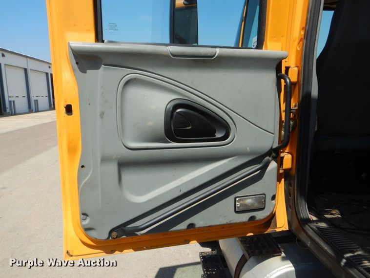 image for item DF3056 2005 International 7400 Crew Cab dump truck