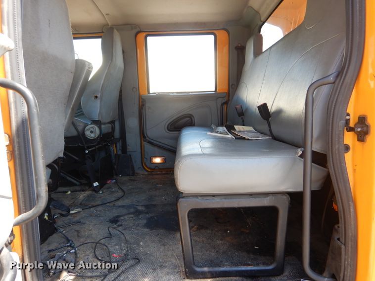 image for item DF3056 2005 International 7400 Crew Cab dump truck