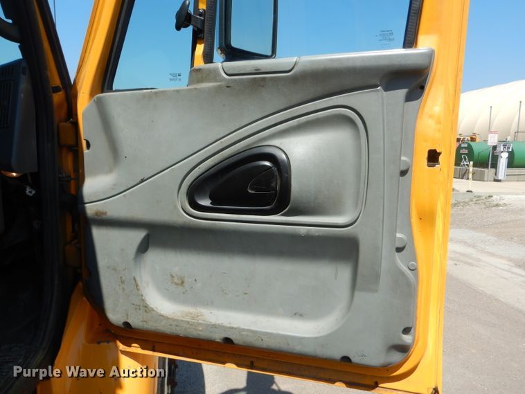 image for item DF3056 2005 International 7400 Crew Cab dump truck