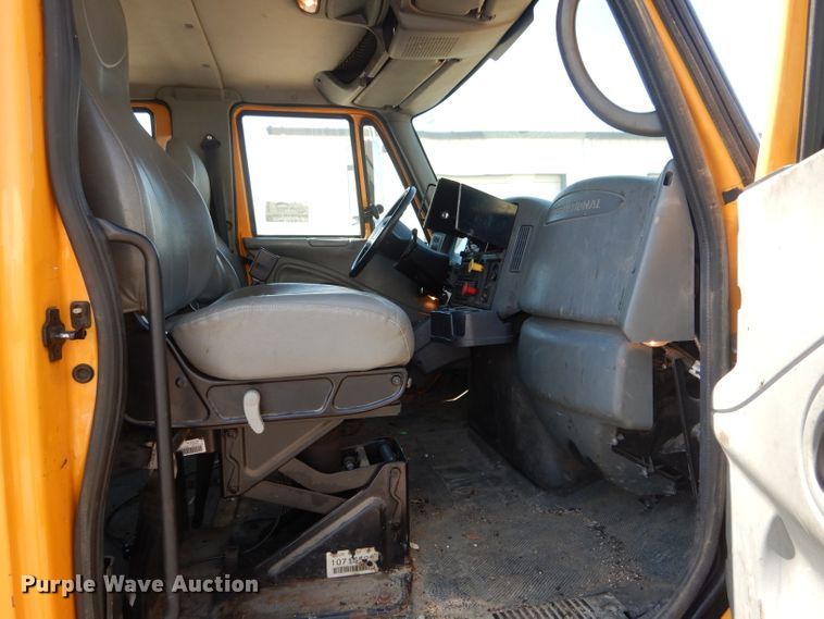 image for item DF3056 2005 International 7400 Crew Cab dump truck