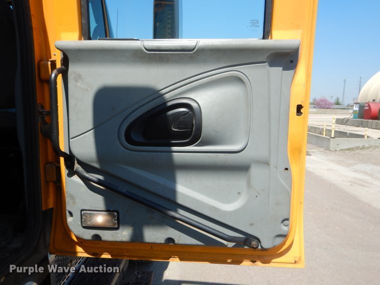 image for item DF3056 2005 International 7400 Crew Cab dump truck