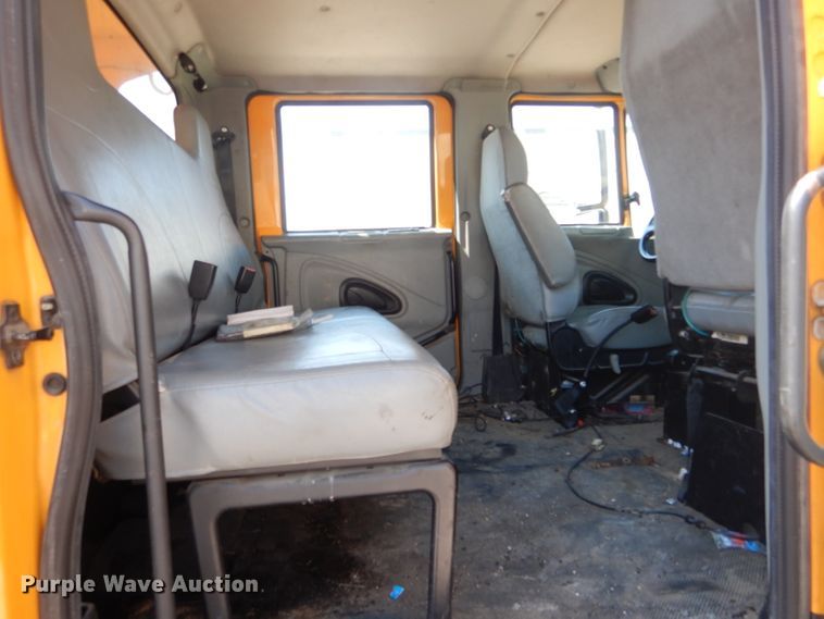 image for item DF3056 2005 International 7400 Crew Cab dump truck