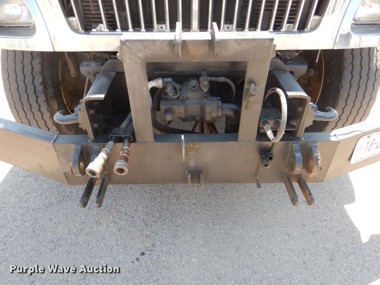 image for item DF3056 2005 International 7400 Crew Cab dump truck