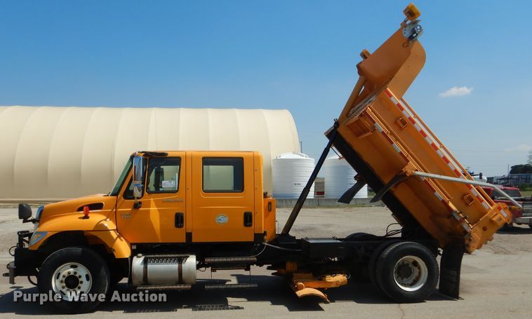 image for item DF3056 2005 International 7400 Crew Cab dump truck