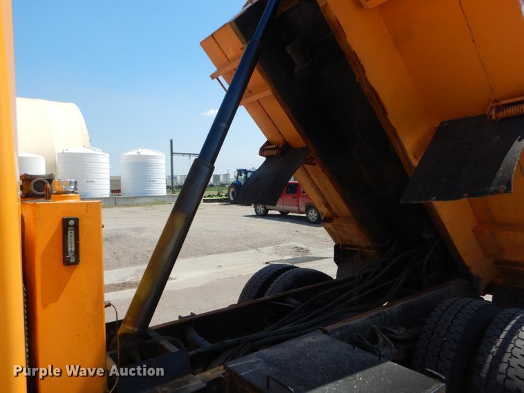 image for item DF3056 2005 International 7400 Crew Cab dump truck