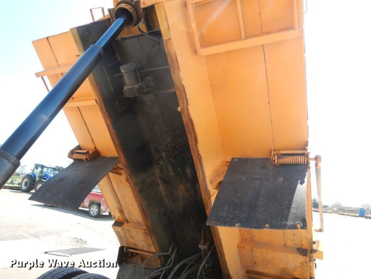 image for item DF3056 2005 International 7400 Crew Cab dump truck