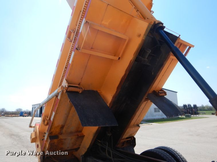 image for item DF3056 2005 International 7400 Crew Cab dump truck