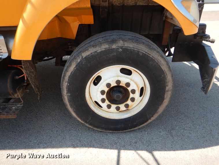 image for item DF3056 2005 International 7400 Crew Cab dump truck