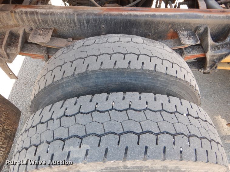 image for item DF3056 2005 International 7400 Crew Cab dump truck