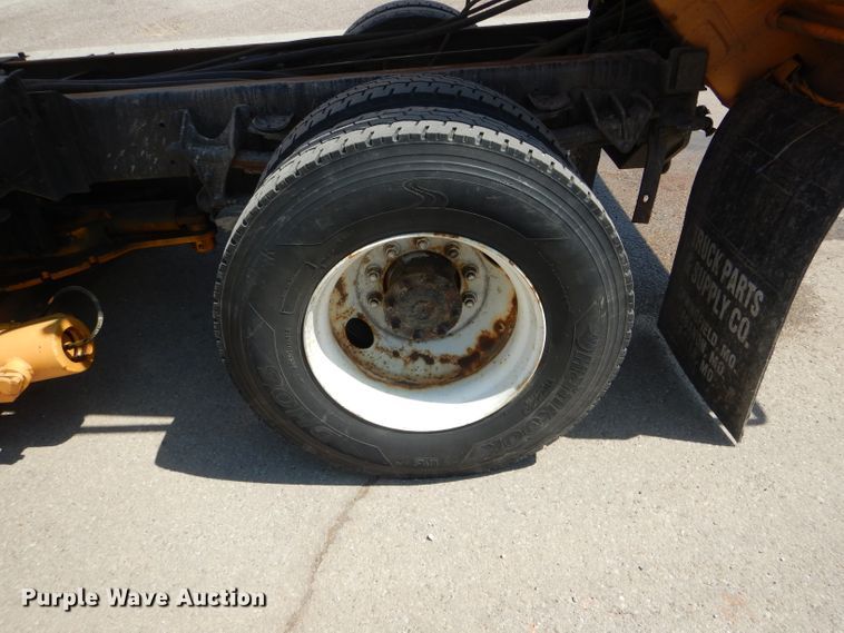 image for item DF3056 2005 International 7400 Crew Cab dump truck