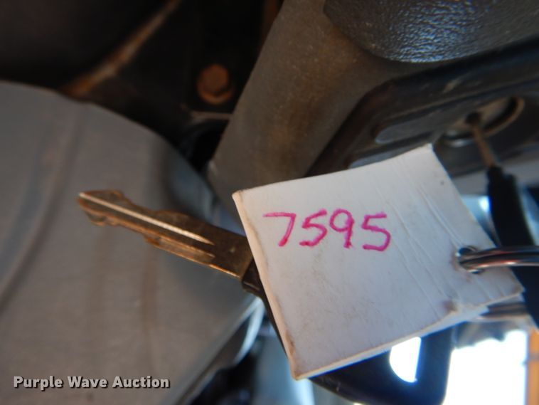 image for item DF3056 2005 International 7400 Crew Cab dump truck