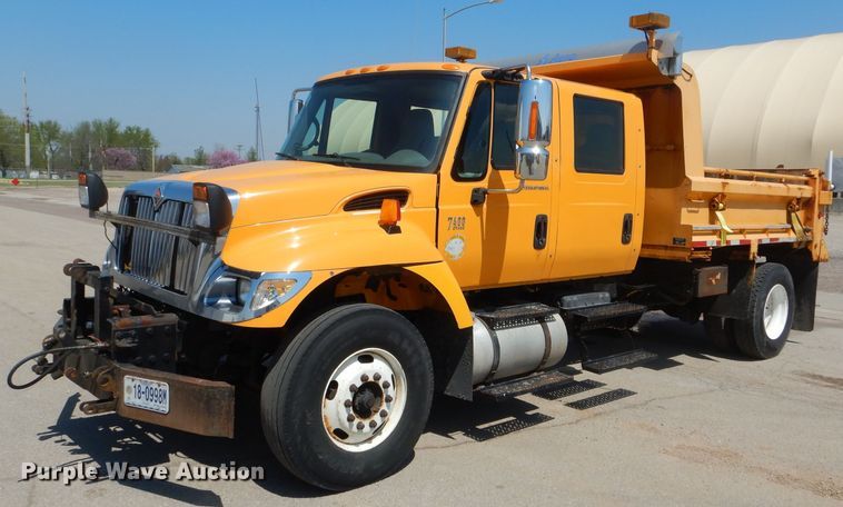 image for item DF3057 2005 International 7400 Crew Cab dump truck