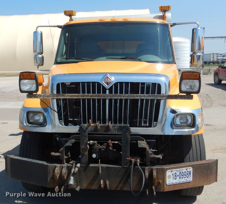 image for item DF3057 2005 International 7400 Crew Cab dump truck