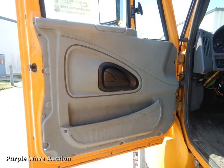 image for item DF3057 2005 International 7400 Crew Cab dump truck