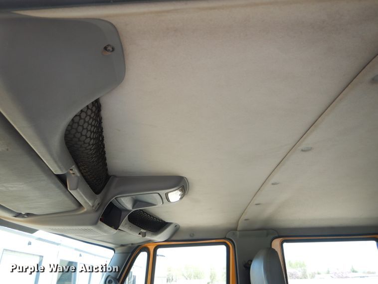 image for item DF3057 2005 International 7400 Crew Cab dump truck