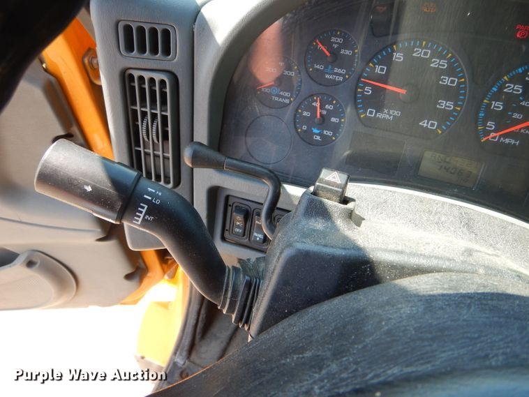 image for item DF3057 2005 International 7400 Crew Cab dump truck