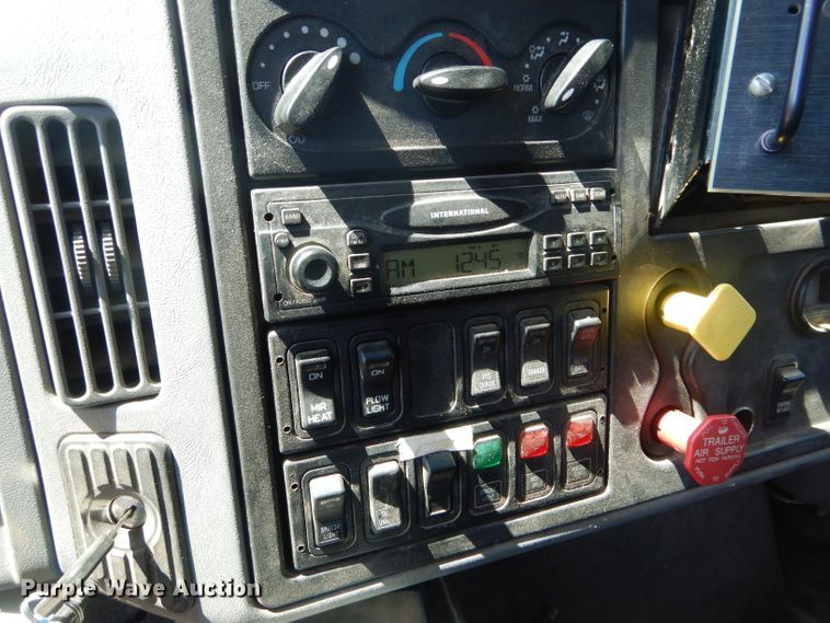 image for item DF3057 2005 International 7400 Crew Cab dump truck