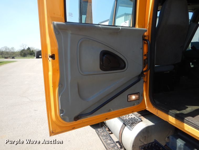 image for item DF3057 2005 International 7400 Crew Cab dump truck