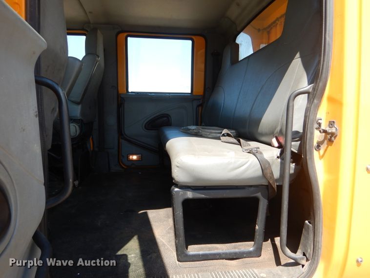 image for item DF3057 2005 International 7400 Crew Cab dump truck