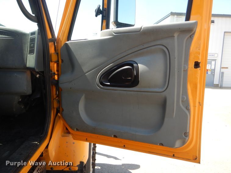 image for item DF3057 2005 International 7400 Crew Cab dump truck