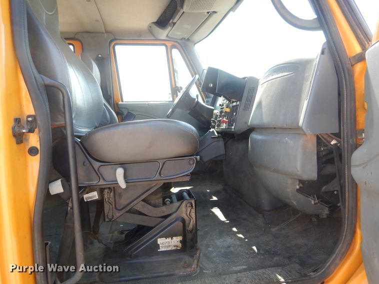 image for item DF3057 2005 International 7400 Crew Cab dump truck