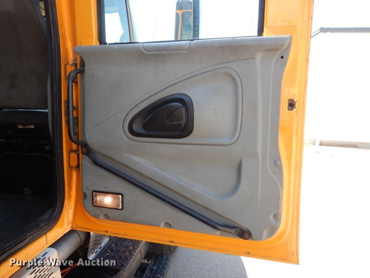 image for item DF3057 2005 International 7400 Crew Cab dump truck